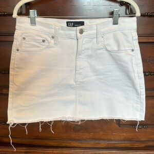 Gap white jean skirt. Stretchy with raw hem. EUC size 28